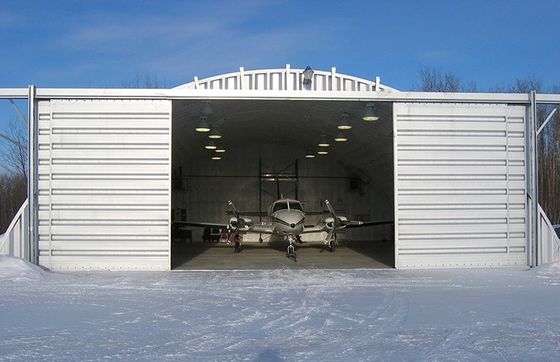 Hangar für Flugzeuge mit Türen