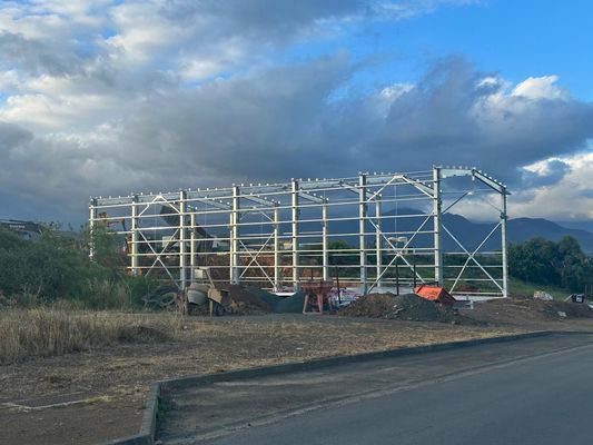 Hot Dip Galvanized Metall Baugebäude Q355b Q235b Stahl Vorgefertigtes Lager
