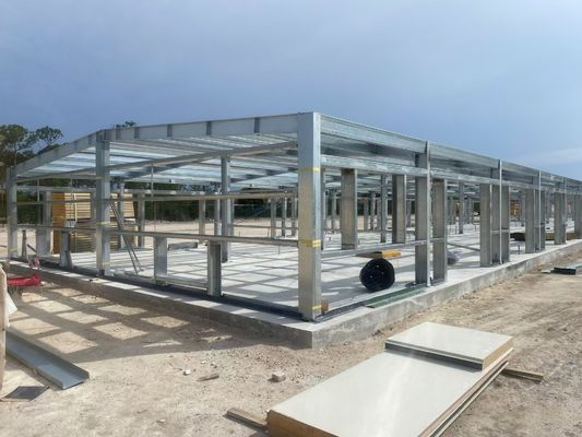 Hohe Korrosionsbeständigkeit Hot Dip Verzinkte Stahlkonstruktion Werkstätten Lagerhäuser