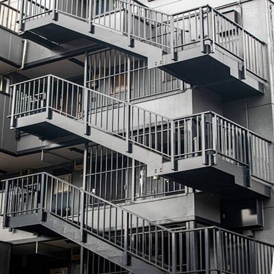 Geräumiges Mehrgeschossige Gebäude für gewerbliche und Wohnzwecke