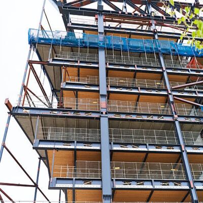 Vorgefertigte Stahlkonstruktionsbauten mit Q235/Q345 Stahl und feuerbeständigen Materialien für 20-50 Jahre Lebensdauer